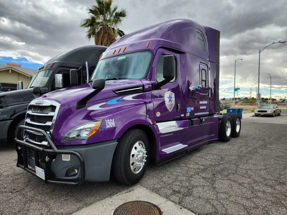 Cami&oacute;n morado de Bulltrans