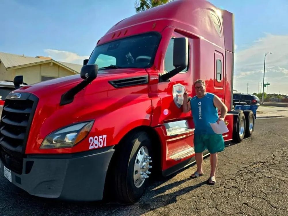 Chofer de Bulltrans con cami&oacute;n rojo