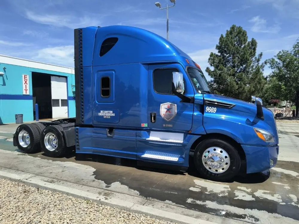 Cami&oacute;n azul de Bulltrans
